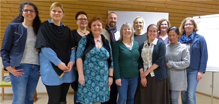Die angehenden Tagesmütter mit Referenten des Qualifizierungskurses Monika Vogel (l.) und Dorothee Geishecker (4.v.l.) vom Fachdienst Kindertagespflege. Foto: privat