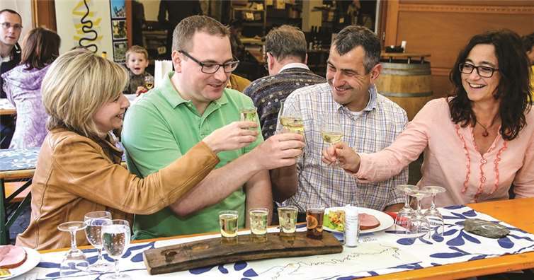 Die angenehm familiäre Atmosphäre, gepaart mit exzellenten Weinen und deftigen Speisen, traf bei den Gästen auf viel Gegenliebe. EP