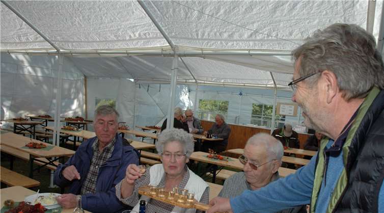 Die ankommenden Wanderer wurden mit einem Begrüßungsschnäpschen vom Vorsitzenden begrüßt.