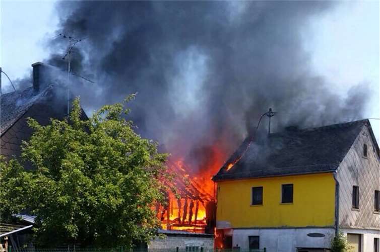 Die anliegende Scheune brennt noch lichterloh. 