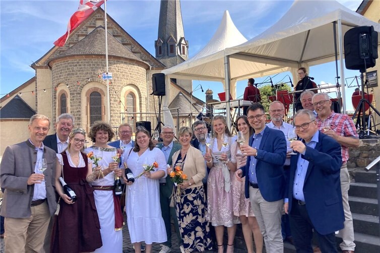 Die ansehnliche Riege der Ehrengäste mischte sich im Anschluss an die Eröffnungszeremonie unter die weinfröhlichen Besucher.