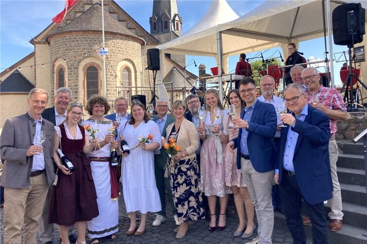 Die ansehnliche Riege der Ehrengäste mischte sich im Anschluss an die Eröffnungszeremonie unter die weinfröhlichen Besucher.
