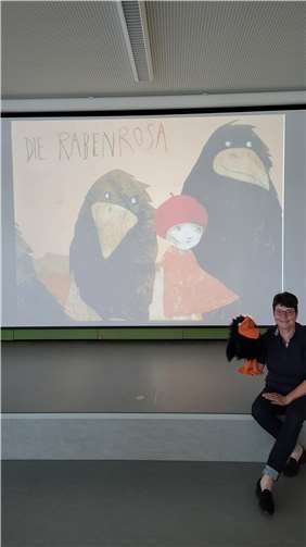 Die ansprechenden Bilder auf der großen Leinwand beeindruckten die Kinder sehr und wurden aufmerksam verfolgt. Fotos: privat