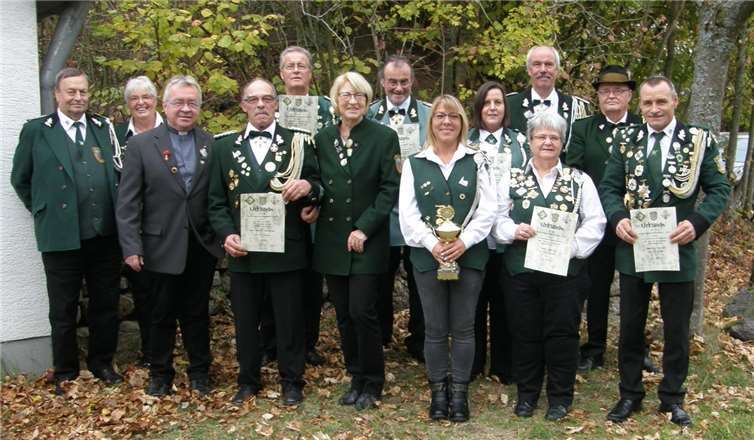 Die anwesenden Ausgezeichneten der Vereinsmeisterschaften 2018 mit dem Präses Pastor Ralf Birkenheier, der den Schützen trotz seines vollen Terminkalenders noch einen Besuch abstattete. Foto: privat