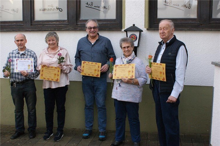 Die anwesenden Ehrenmitglieder, Helmut Schmitt, Elke Zeiler, Wolfgang Zeiler, Renate Ruelberg und Helmut Schäuble