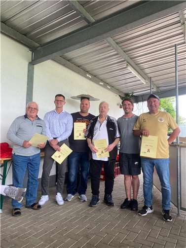 Die anwesenden Geehrten des FC Urbar (v.l.n.r.): Karl-Josef Kohl (Ehrenbrief), Wolfgang Kick (40 Jahre Mitgliedschaft), Patrick Höger (30 Jahre Mitgliedschaft), Alexander Schwarzkopf (50 Jahre Mitgliedschaft), Dennis Rothaupt (Ehrenbrief des FVR), Herbert Göösch (50 Jahre Mitgliedschaft).