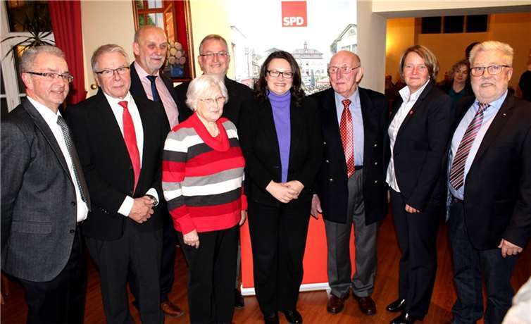 Die anwesenden Geehrten mit Ministerin Andrea Nahles. DL