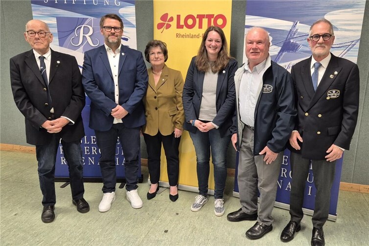 Die anwesenden Geehrten v.l.  Dr. Peter Holler, Andreas Müller-Gatermann, Magarete Mayer, Stephanie Heller, Klaus Sommer, Lutz Itschert