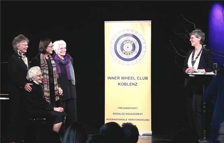 Die anwesenden Gründungsmitglieder v.li. Heike Hansen, Anita Ficke, Luise Notter, vorne Hanna Hinrichs und die Präsidentin Ulla Kost.Quelle: Inner Wheel Koblenz
