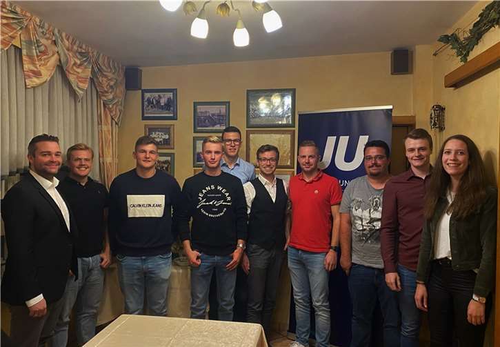 Die anwesenden JU-Mitglieder und Interessierten um den wiedergewählten Vorsitzenden Lucas Bell (5. v. r.) und Gastredner Torsten Welling (l.).Foto: privat