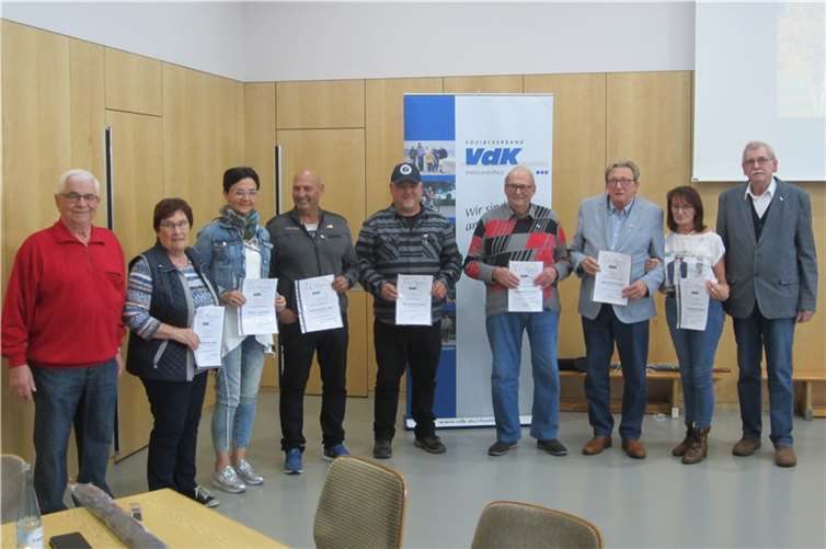 Die anwesenden Jubilare (10 und 20 Jahre) wurden durch Herrn Mahlberg und den Vorsitzenden geehrt – mit Urkunden und Ehrennadel sowie einem kleinen Präsent. Fotos: privat