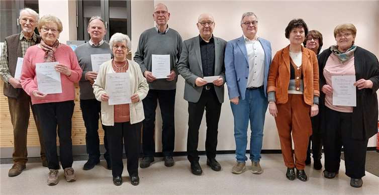 Die anwesenden Jubilare erhielten aus diesem Anlass neben einer Urkunde ein Weinpräsent aus den Händen der 2. Vorsitzenden Gudrun Göbel. Foto: privat