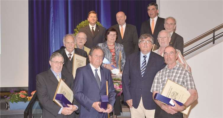 Die anwesenden Jubilare mit (v. l. hinten) Christoph Parbel, stellvertretender Aufsichtsratsvorsitzender, Theodor Winkelmann, Vorstandsvorsitzender, Walter Müller, Vorstand, und Horst Böckling, Vorsitzender des Aufsichtsrats (2. v. r. vorne). privat