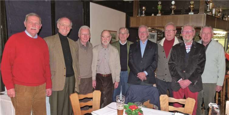 Die anwesenden Jubilare (von links): Georg Dittmann, Dr. Thomas English, Jo Schulze, Max Hüttelmaier, Michael Cotta, Siegmar Kunas, Rainer Jonas, Horst Scheuerer und Manfred Keil.privat