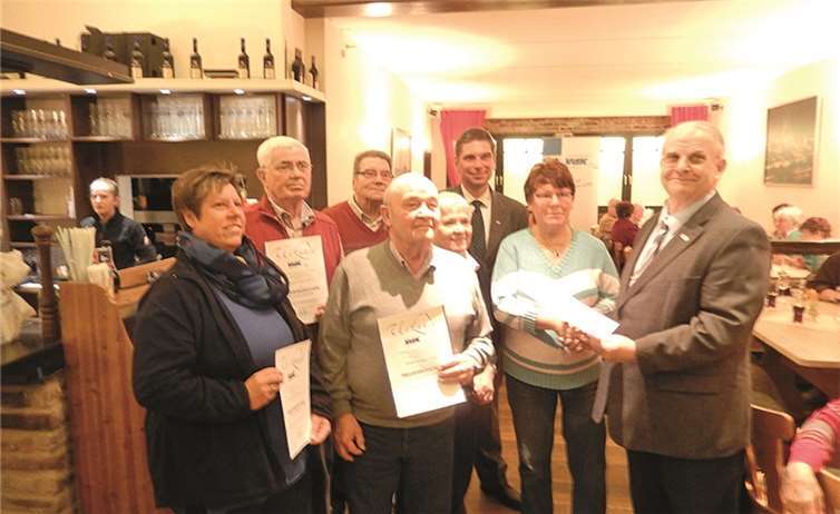 Die anwesenden Jubilare wurden mit einer Urkunde, der Ehrennadel des Sozialverbandes VdK Rheinland Pfalz sowie einem Weinpräsent bedacht. Gausmann