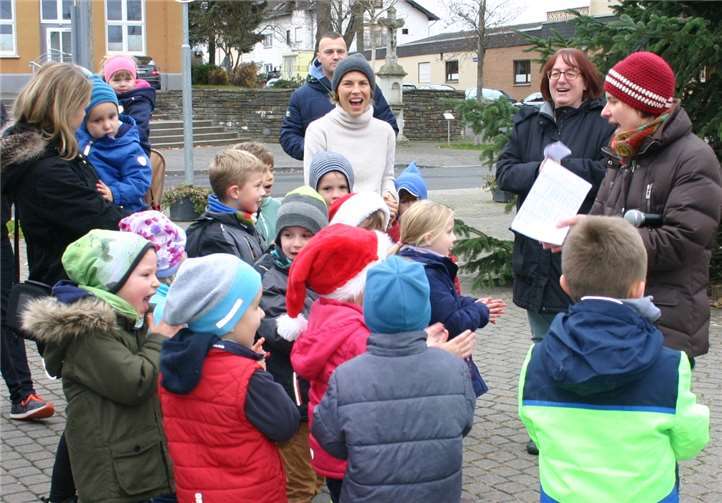 Die anwesenden Kinder schmückten den großen Dorfweihnachtsbaum unter Anleitung der Mitglieder der Löschgruppe.privat