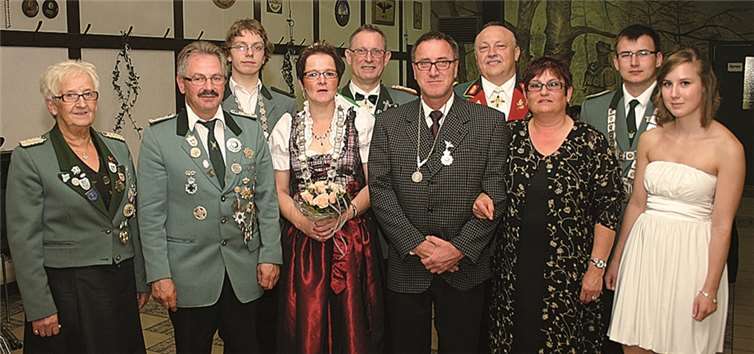 Die anwesenden Könige der verschiedenen Bruderschaften beim Königsball.RÜ