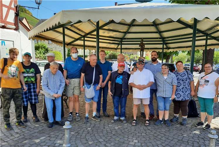 Die anwesenden Künstlerinnen und Künstler sowie einige kunstinteressierte Gäste überzeugten sich von den Fischbildern. Foto: privat