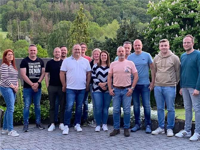 Die anwesenden Mitglieder des neuen Vorstandes inkl der Kassenprüfer (v.l.): A Durben, J. Rausch, T. Hackenbruch, M. Kowall, J. Marx, S.J. Reuter, E. Doll, K. Unnützer, J. Hinz, M. Kranz, T. Durben, F. Hinz, und M. Doll.  Foto: privat