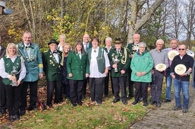 Die anwesenden Spender mit „Holzscheibe“ und die Ausgezeichneten der Vereinsmeisterschaften und des Leistungsschießens 2025.Foto: privat