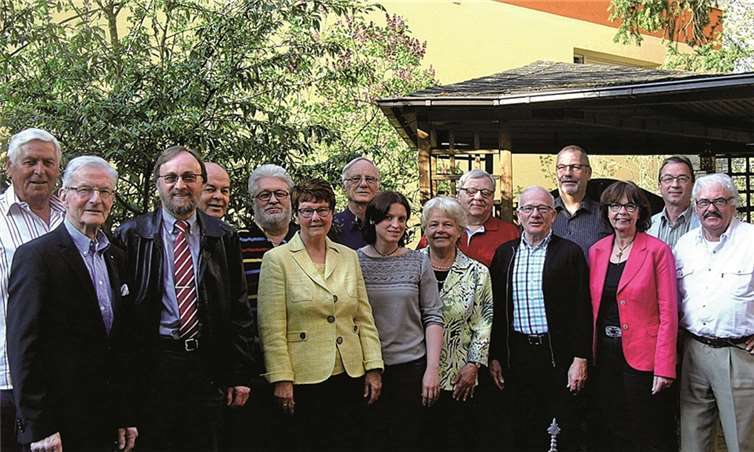 Die anwesenden Vorstandsmitglieder des VdK-Kreisverbandes Neuwied bei ihrer ersten Sitzung im Josef-Ecker-Stift Neuwied. Auf dem Fotounter anderem Ehrenvorsitzender Joachim Faustmann (2. von links), Kreisvorsitzender Hans Werner Kaiser (3. von links), Kreisgeschäftsführerin Doreen Borges (8. von rechts), Heimleiter Siegfried Hartinger (2. von rechts). privat