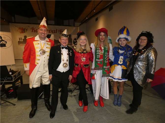 Die anwesenden neuen Mitglieder der GOK-Vereine erhielten ihren Aktivenorden.