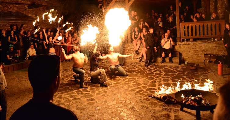 Wo die Gothic-Szene in historischen Mauern feiert Die atemberaubende Feuershow ist nur eines von vielen Highlights im Gesamtkonzept der Veranstaltung. Fotos: CF