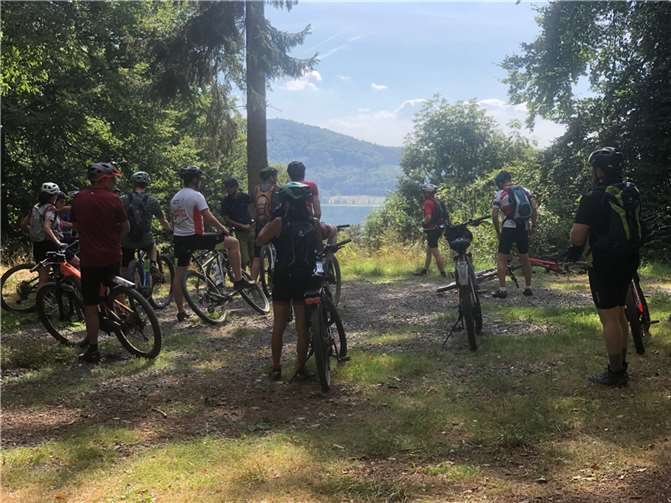 Die athletische Gruppe genießt den Blick auf den Laacher See.  Foto: privat