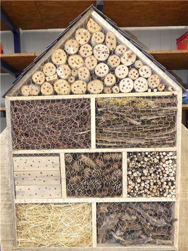 Die auf Anleitung und nach Vorlage trefflich gefertigten Holzhäuschen unterstützen die Population regionaler Insektenvölker.  Foto: TE