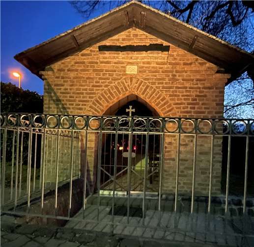 Die auf Initiative von Ortsvorsteher Jürgen Koffer jetzt einladend beleuchtete Lourdes-Kapelle in Franken. Foto: privat