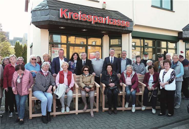 Die auf dem Platz an der Teichwiese aufgestellten Bänke sind höher als normale Bänke und bieten mit Armlehnen einen guten Sitzkomfort. Fotos: FRE