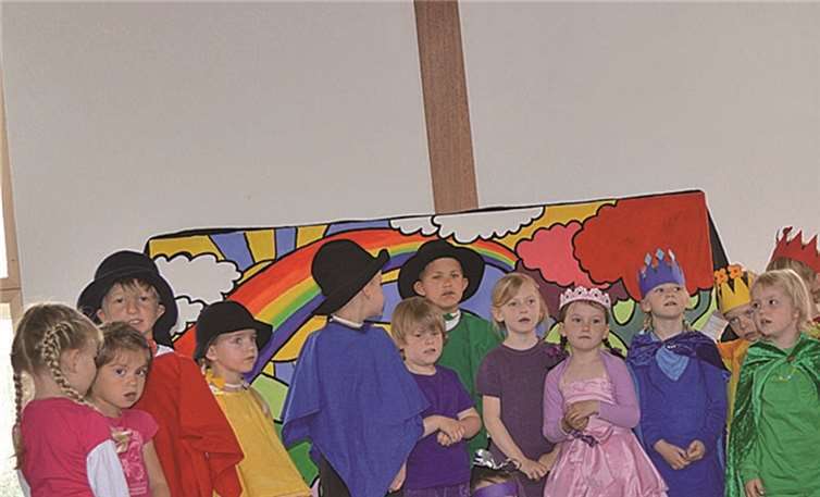 Die aufführenden Kinder mit Rosalie Glitterkwien um den Farbbottich.AB