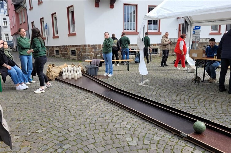 Die aufgebaute Holzkegelbahn fügte sich mitten im historischen Ortsbild ein und ...