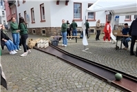 Die aufgebaute Holzkegelbahn fügte sich mitten im historischen Ortsbild ein und ...