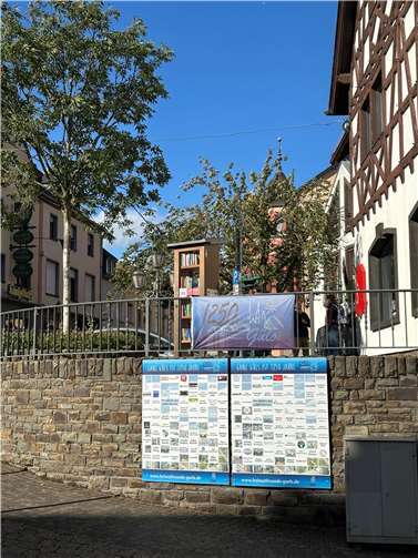 Die aufgestellten Tafeln mit den Namen der Unterstützenden. Foto: Heimatfreunde Güls