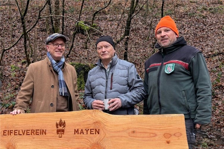 Die aus Douglasienholz gefertigte Bank wurde von Oberbürgermeister Dirk Meid dankend entgegengenommen und an der Eiterbachweiher-Hütte aufgestellt.Foto: privat