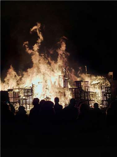 Die aus Paletten erstellte Martinsburg wurde für das Martinsfeuer genutzt.