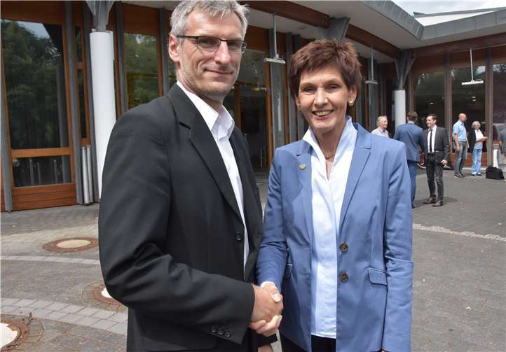 Die aus dem Amt geschiedene Präsidentin Karin Augustin mit ihrem Nachfolger Prof. Dr. Lutz Thieme.