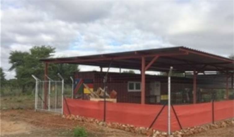 Die aus dem Container gebaute kleine Werkstatt mit Stromanschluss.