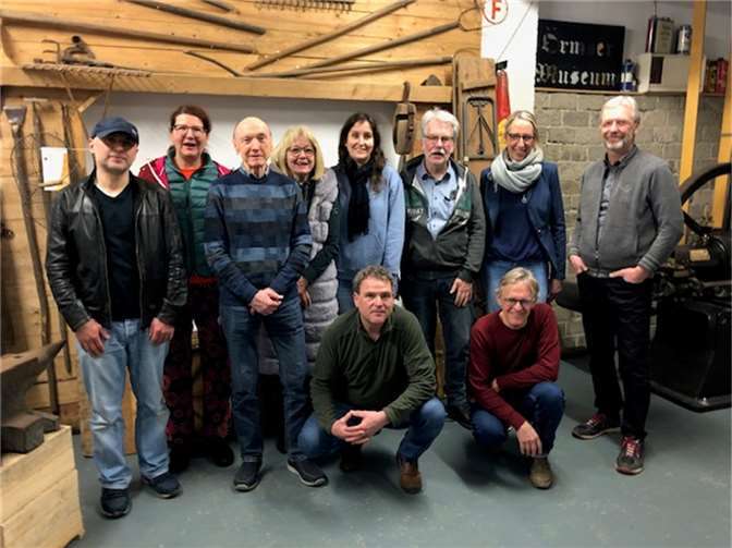 Die aus einem VHS-Seminar entstandene Gruppe „KlimaFit“, deren Mitglieder das entsprechende Zertifikat bekommen haben, setzt sich für Umwelt- und Klimaschutz in der Verbandsgemeinde Weißenthurm ein. VG-Klimaschutzmanagerin Jennifer Vogt (4. von rechts stehend) unterstützt die engagierten Bürgerinnen und Bürger. Foto: Gerhard Keßler