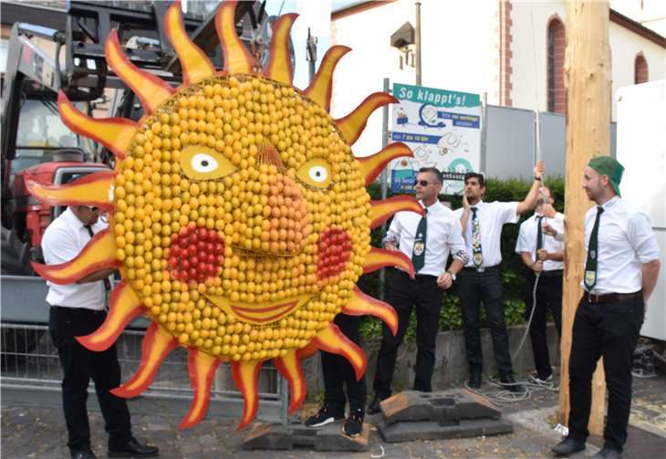 Die aus etwa 1500 Eiern bestehendeKrone wurde von Sonnesteibern am Kirmesbaum hochgezogen.