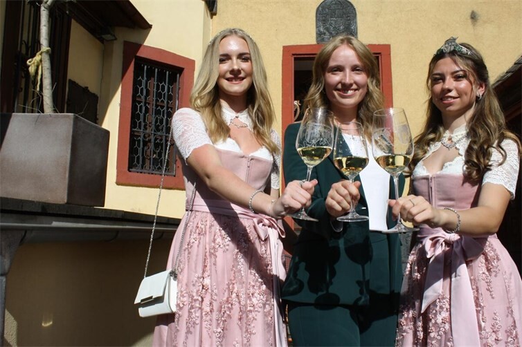 Die aus ihrem repräsentativen Amt als Deutsche Weinkönigin frisch verabschiedete Anna Zenz eröffnete mit Ediger-Ellers Weinmajestäten Marie II. und Julia das beliebte Straßenweinfest.