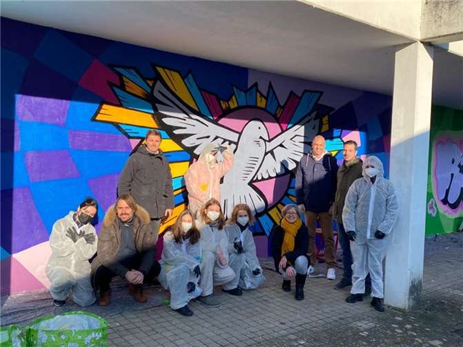 Die aus ihrer Heimat geflüchteten Jugendlichen haben an den „Graffiti-Foto-Days“ in Swisttal teilgenommen und ihre Kunstwerke an die Außenwand der Gesamtschule Swisttal gesprayt. Fotos: Rhein-Sieg-Kreis