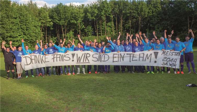 Die ausgelassenen Akteure richteten sich nach der so erfolgreichen Spielzeit an ihre Fans. privat