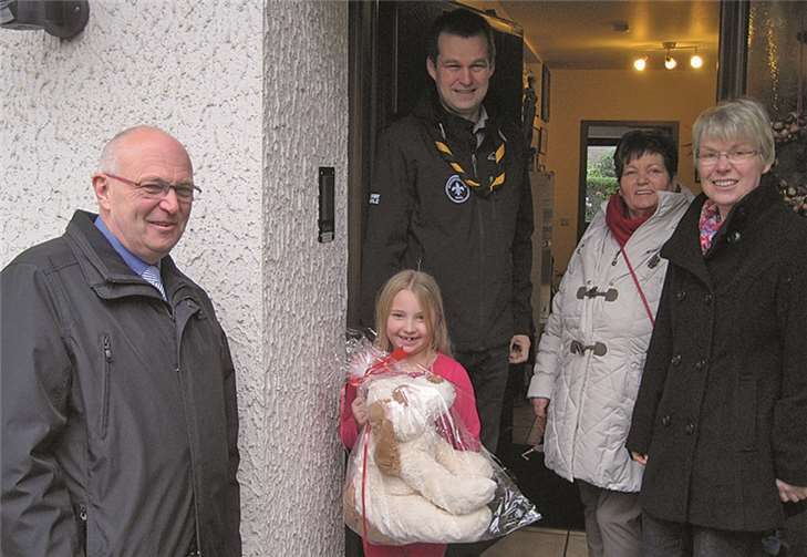 Die ausgeloste Gewinnerin der Wunschbaum-Aktion Antonia Hammes erhielt kurz vor Weihnachten ihr Geschenk.