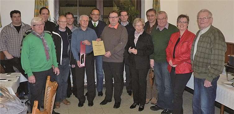 Die ausgeschiedenen Rats- und Ausschussmitglieder wurden verabschiedet. (vlnr): Jörg Seul, Jürgen Dargel, Hans Hoß, Paul Delfs, Georg Heidrich, Torsten Kurtz, Gerd Kleefeld, Bürgermeister Bernd Weidenbach, Ortsbürgermeister Michael R. Schäfer, Dr. Frank Gondert, Brigitte Krahforst, Jürgen Meister, Alfred Reifferscheid, Eva-Maria Meister, Eckard Bormann.Privat