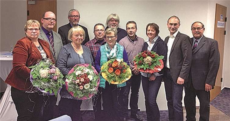 Die ausgeschiedenen Ratsmitglieder mit ihren Ehefrauen: Ortsbürgermeister Andreas Doll, Hans-Peter Doll, Friedhelm Hackenbruch, Klaus Dobrzynski, Markus Lischwe, Theo Krayer und Jürgen Rausch. Mirko Staut