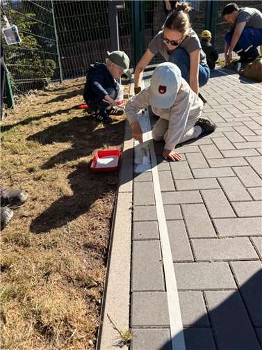 Die ausgewählten Bauhelfer–Kinder waren begeistert, beim Bau mitzuhelfen und haben fleißig gemalt, gesägt und geschraubt.