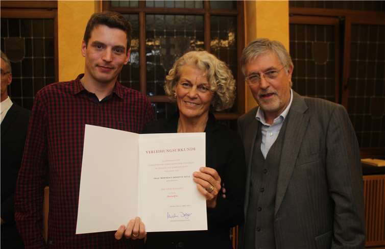 Die „ausgezeichnete“ Rosi Kull mit Ehemann Bernd Kull (r.) und Sohn Jan (l.).