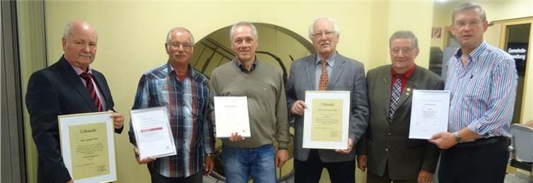 Die ausgezeichneten Sänger mit ihren Urkunden.  Privat